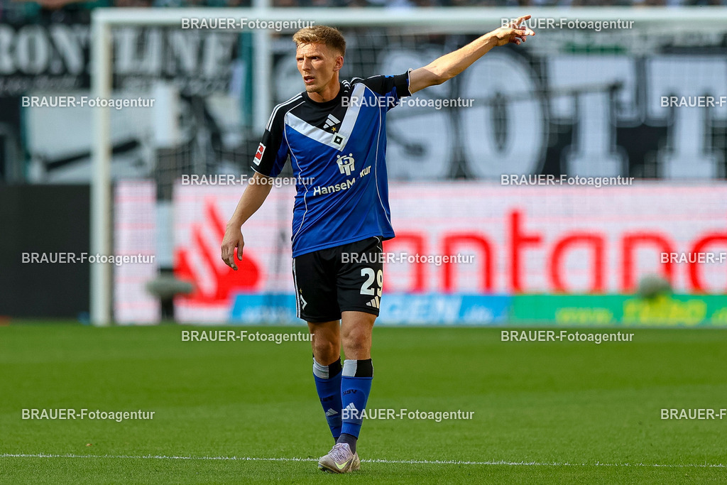 Borussia Mönchengladbach vs Hamburger SV - Bundesliga  | Mönchengladbach, Deutschland, 24.08.25:   Emir Sahiti (Hamburger SV) gestikuliert, Gestik waehrend des Spiels der Bundesliga zwischen Borussia Mönchengladbach vs Hamburger SV im Stadion im Borussia Park(Foto von Brauer-Fotoagentur / Adrian Schlueter)