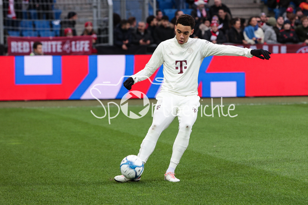 FC Basel - FC Bayern München | Jamal MUSIALA (FCB #42) in Aktion / Freisteller / Einzelfoto