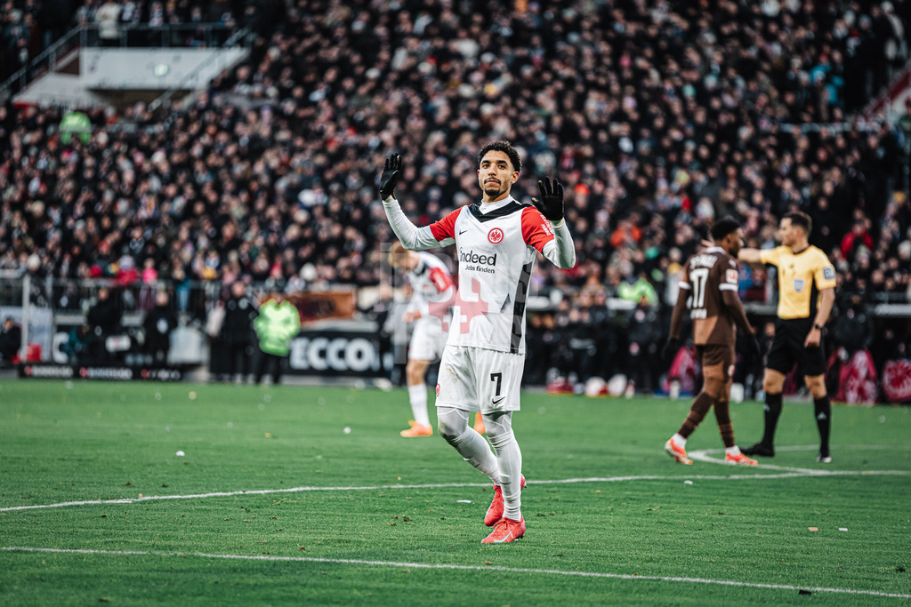 Fußball | Männer | Saison 2024/2025  | Fußball-Bundesliga | 16. Spieltag | FC St. Pauli vs. Eintracht Frankfurt | 11.01.2025 | Omar Marmoush (#7, Eintracht Frankfurt) Tor zum 1:0 mit verhaltenem Jubel