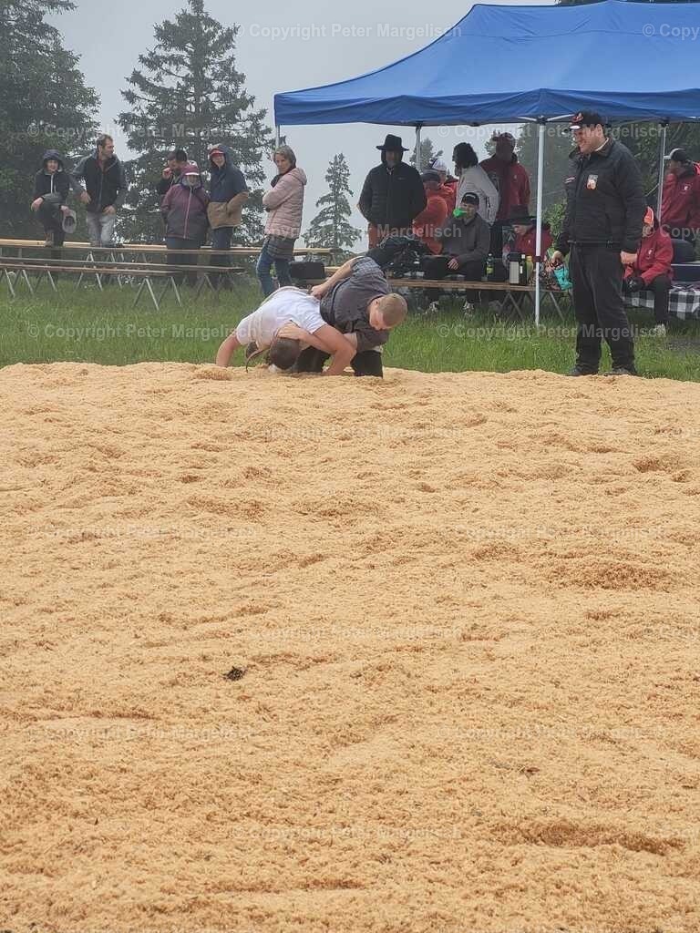 Roman Müller im Angriff | Schwingen - Realisiert mit Pictrs.com