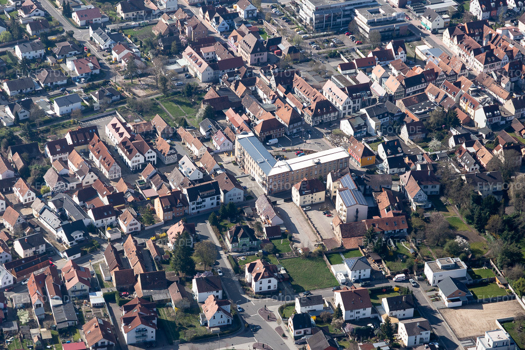 Luftbild: Wohn-und Geschäftshaus in Geschichts- Denkmal der ehemaligen Druckerei Juist in Kandel im Bundesland Rheinland-Pfalz in Deutschland. Foto: IMG_113330.jpg vom 30.03.2019 durch Werner Riehm/FLY-FOTO.de