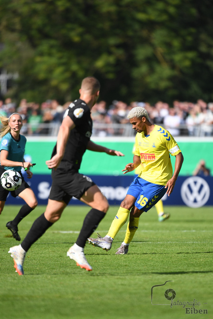 SV Atlas-Delmenhorst-Borussia Mönchengladbach | DFB-Pokal 1. Runde;SV Atlas Delmenhorst (gelb)-Borussia Mönchengladbach (schwarz) am 17.08.2025 in Oldenburg (Marschweg-Stadion), Photo: Philip Eiben 2025 - Realisiert mit Pictrs.com