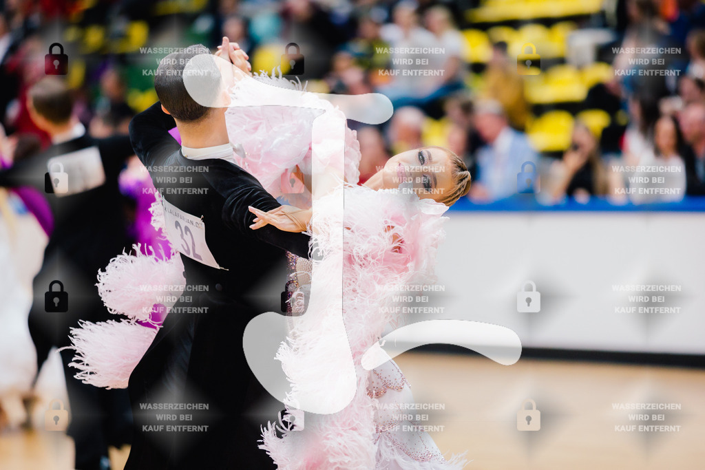 Hessen Tanzt WDSF International Open Standard 8th (32) Dmytrii Forostianov _ Helene Novalee Tilgert (Grün-Gold-Club Bremen)-2025-05-17-8836 | Webshop for digital downloads and prints of dance sport, event & show photographer Julian Link - Realisiert mit Pictrs.com