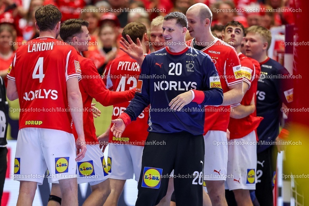 EHF16012602198 | 16.01.2026, Handball, Men's EHF EURO 2026, Dänemark - Nordmazedonien, Jyske Bank Boxen in Herning, Dänemark, Preliminary Round: Gute Laune beim Dänischen Team nach dem Sieg gegen Nordmazedonien.  Magnus Landin Jacobsen (Denmark #04)  Kevin Moller (Denmark #20) 