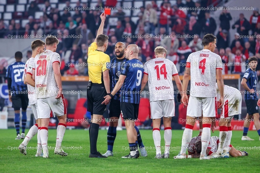 RWE04032601102 | 2026.03.04, Fußball, 3.Liga Herren, Rot-Weiss Essen -  SV Waldhof Mannheim, Stadion Hafenstraße, 27.Spieltag, Saison 2025 / 2026: Rote Karte Terrence Boyd (Waldhof Mannheim #13) neben Schiedsrichter Lennart Kernchen nach Foulspiel an Jannik Hofmann&nbsp;(Rot-Weiss Essen #37)  DFB regulations prohibit any use of photographs as image sequences and or quasi-video.