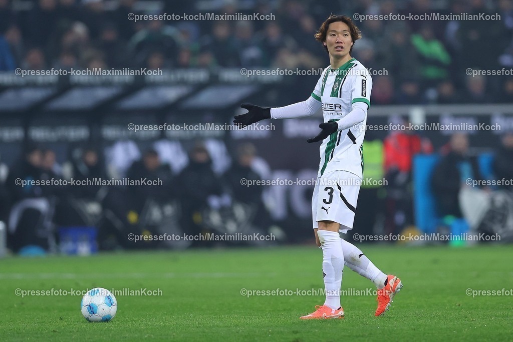 BMG11012501052 | 11.01.2025, Fußball, Borussia Mönchengladbach - FC Bayern München, 1. Fußball Bundesliga, Borussia-Park, Saison 2024 2025: Ko Itakura (Mönchengl. #3)DFB regulations prohibit any use of photographs as image sequences and or quasi-video.