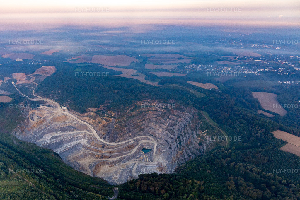 Tagebau Rütkausen des Lhoist Rheinkalk Werk Flandersbach | Luftbild: Tagebau Rütkausen des Lhoist Rheinkalk Werk Flandersbach im Ortsteil Rützkausen in Wülfrath im Bundesland Nordrhein-Westfalen in Deutschland. Foto: IMG_008394.jpg vom 19.07.2020 durch Werner Riehm/FLY-FOTO.de - Realisiert mit Pictrs.com