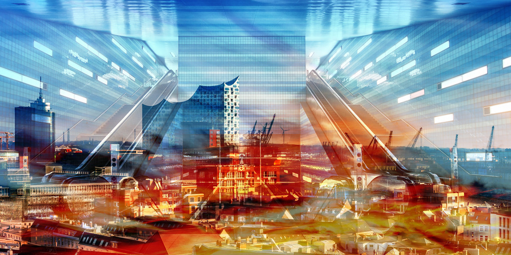 10260304 - Hamburg Collage 070 | Urbane Symmetrie trifft auf Hamburger Abendrot: Die Architektur der U-Bahn-Station HafenCity Universität verschmilzt hier mit einem weiten Panorama der Elbphilharmonie. Kühle, technische Blaulicht-Töne kontrastieren mit dem warmen Glühen der untergehenden Sonne über dem Hafen. Eine ruhige, vielschichtige Collage, die die moderne Seite der Hansestadt einfängt.