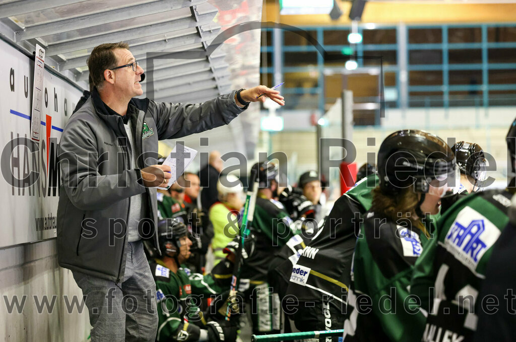 2022-09-23_101_TSV_Erding_gegen_EV_Fuessen | Erding, Deutschland, 23.09.2022:
Eishockey, Bayernliga 2022 / 2023, Testspiel, TSV Erding gegen EV Füssen, Endergebnis: 1:3

Trainer Andreas Becher (Erding Gladiators)

Foto: Christian Riedel / fotografie-riedel.net