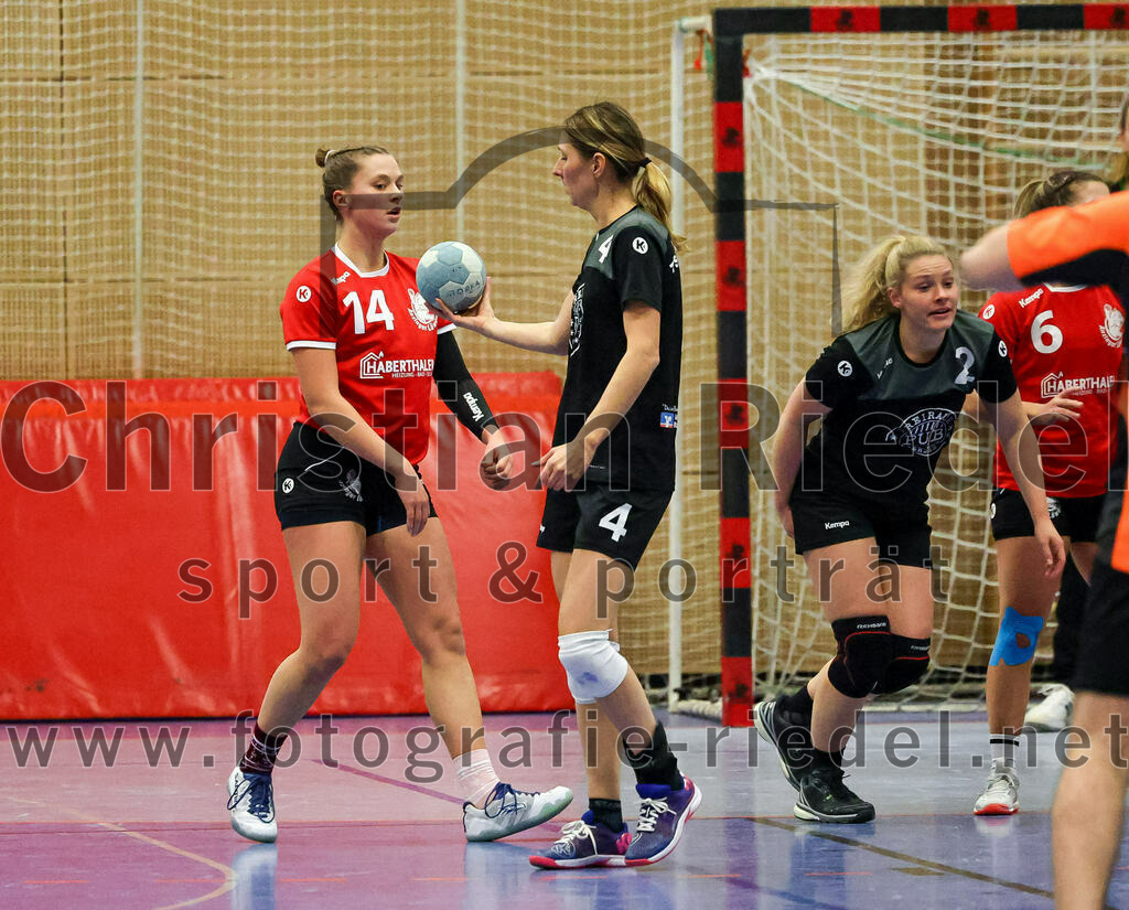 2022-12-04_017_SV_Anzing_gegen_TSV_Uebersee | Anzing, Deutschland, 04.12.2022:
Handball, Bezirksliga 2022 / 2023, 8. Spieltag, SV Anzing gegen TSV Übersee, Endergebnis: 29:24

Elena Holzmann (SV Anzing, #14), Theresa Widmann (TSV Übersee, #4), Kristina Hilz (TSV Übersee, #2)

Foto: Christian Riedel / fotografie-riedel.net