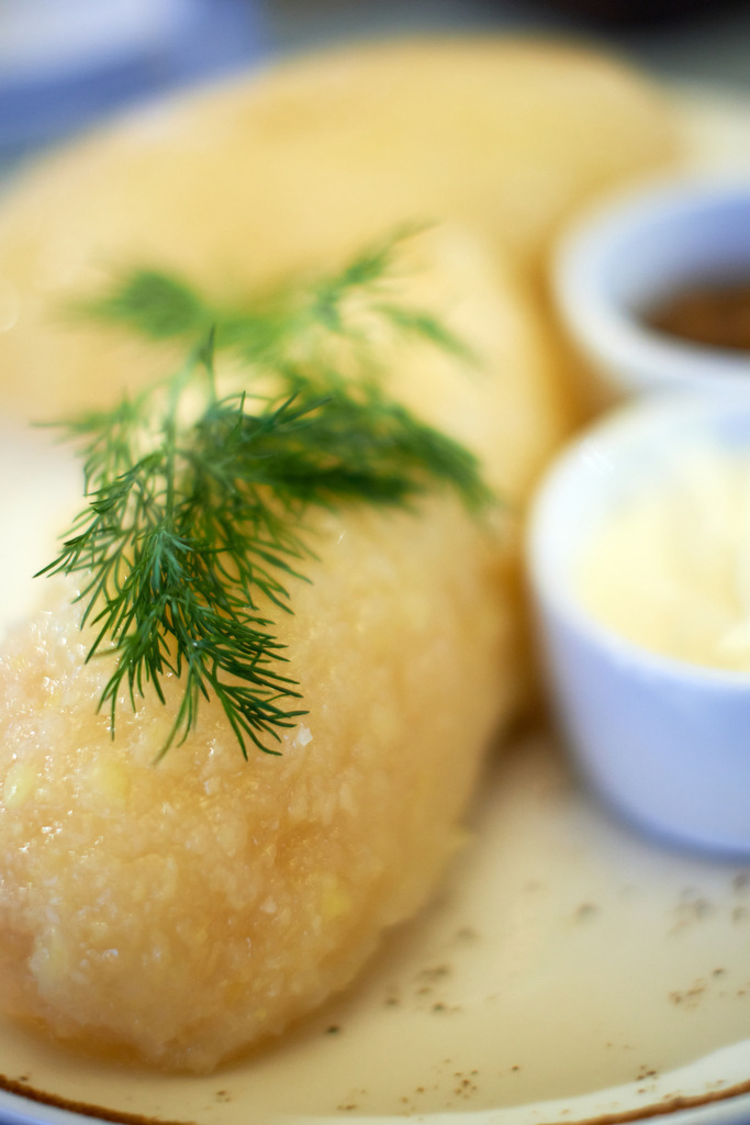 Litauische Spezialität - gefüllte Kartoffelklöße | Klaipeda, Litauen - August 16, 2022: Litauische Spezialität - gefüllte Kartoffelklöße, Zeppelinas. - Realisiert mit Pictrs.com