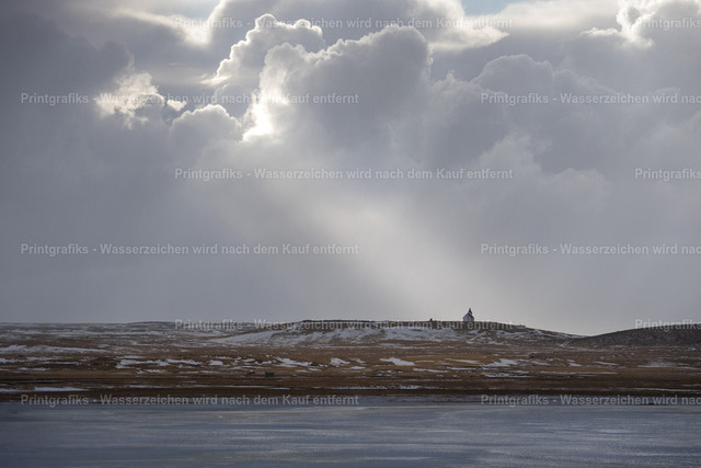 Lichtstrahlen über Islands Küste | Dramatische Wolkenstimmung über einer weiten isländischen Küstenlandschaft. Einzelne Lichtstrahlen brechen durch die Wolken und fallen auf die karge Landschaft, wodurch eine stille, fast mystische Atmosphäre entsteht. - Realisiert mit Pictrs.com