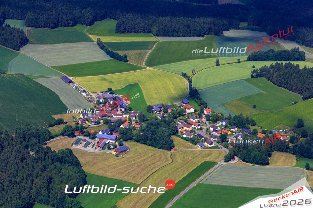 Die Luftaufnahme Weissenbach - Wirsberg wurde 2017 mittels Flugzeug (keine Drohne) erstellt. Perfekte Schärfe und Druck- Auflösung- Garantiert!