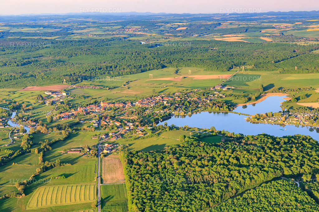 Aerial view: View of the town at Lake Mittersheim from the west in Mittersheim in the state Moselle, France.Photo: IMG_146191.jpg taken on 05/01/2025 by Werner Riehm/FLY-FOTO.comResolution of the original: 4838 x 3225 px
