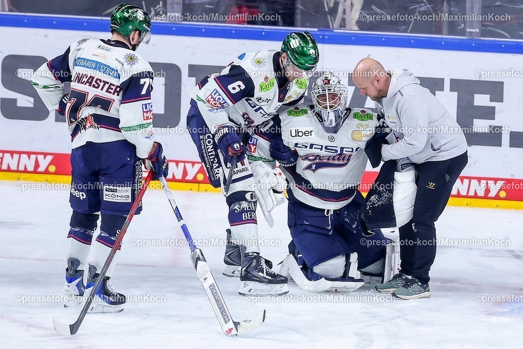 KEC15042601143 | 15.04.2026, Eishockey, DEL Halbfinale Play-Offs, Kölner Haie - Eisbären Berlin, Spiel 4, Lanxess-Arena Köln: Goalie Jake Hildebrand (Eisbären Berlin #30) muss verletzt neben Kai Wissmann (Eisbären Berlin #06)  vom Spielfeld getragen werden Verletzung Schmerzen 