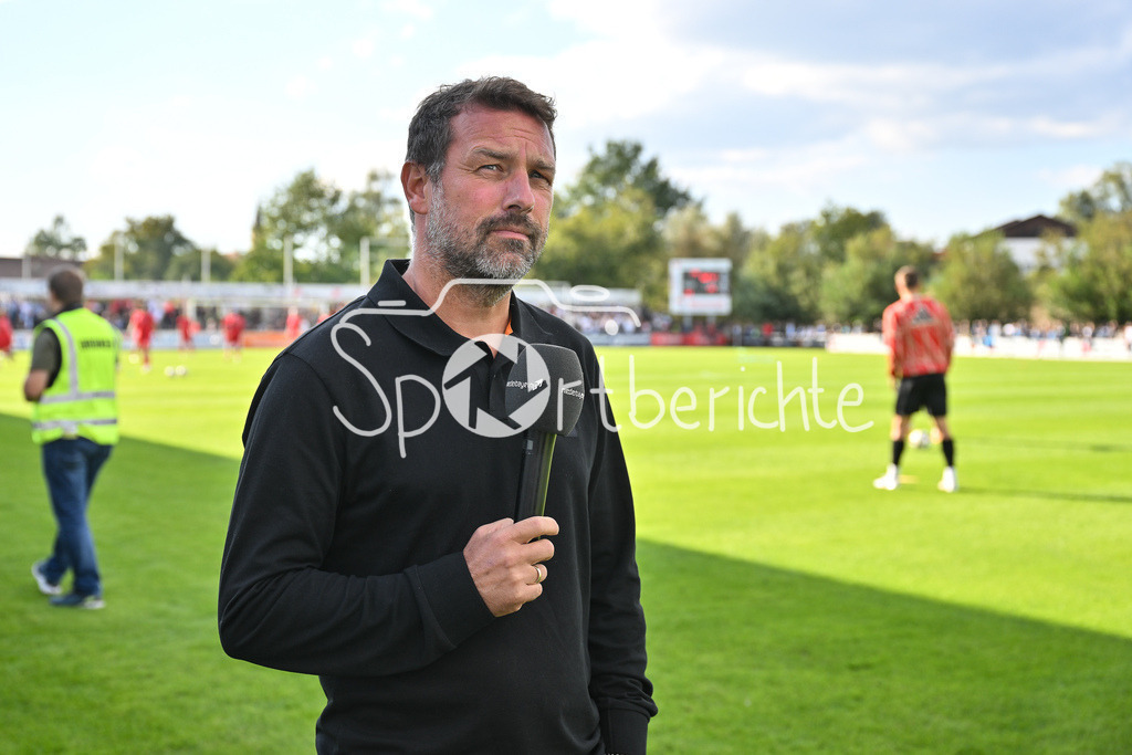 SpVgg Hankofen-Hailing - FC Bayern Amateure | Im Bild Markus WEINZIERL beim Interview von NiederbayernTV / Freisteller / Einzelfoto / Regionalliga Bayern: SpVgg Hankofen-Hailing - FC Bayern München II, Maierhofer-Bau Stadion am 20.09.2024