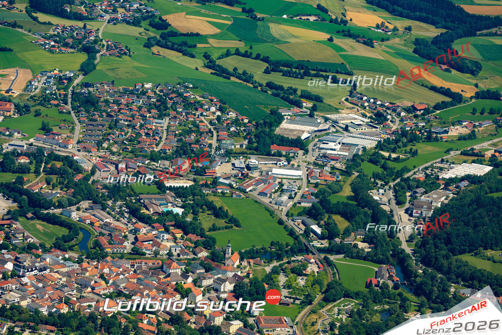 Das Luftbild der Stadt Bad Kötzting wurde 2022 vom Flugzeug heraus erstellt (keine Drohnen-Aufnahmen) Aufnahmehöhe ca.450 Meter- hohe Bildauflösung und Druck-Qualität. Garantiert!