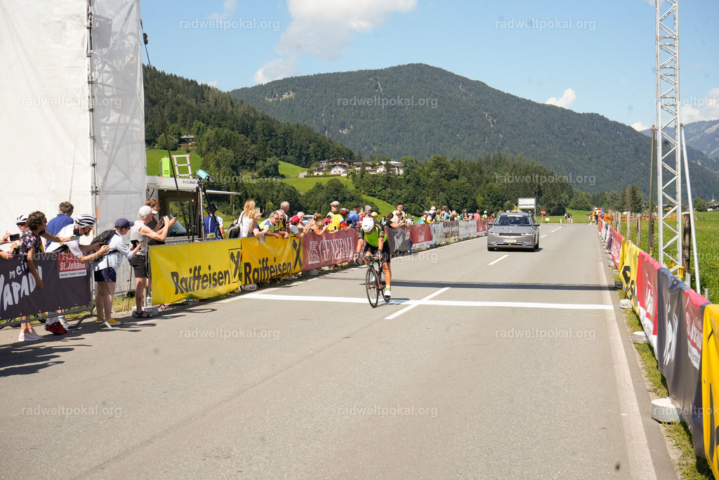 735_20230817_Bewerb_Maenner_Muehlanger | AUT - OESTERREICH, 2023-08-16: SPORT RENNRAD-FAHREN - 55. INTERNATIONALER RADWELTPOKAL IN ST. JOHANN IN TIROL  - Vintage-Radrennen mit WM-Bronze-Medaillen-Siegerin Christina Schweinberger, den Teilnehmer und Alexander Baumann (vom Orginastions-Team) - TAG 2 BEWERB MAENNER IN SECHS GRUPPEN  ; Foto: Roland Muehlanger