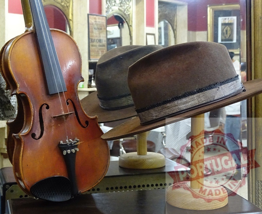 Vintage violin and fedora hat inside barbershop | Vintage violin and fedora hat sitting on a counter in an old-fashioned barbershop - Realisiert mit Pictrs.com