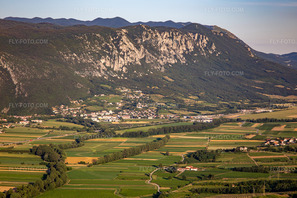 Aerial view: Valley at the foot of the Ledenik na Nanosu National Park in Vipava in the state Slovenia, Slovenia. – Photo: IMG_137505.jpg taken on 07/14/2023 by Werner Riehm/FLY-FOTO.com – Resolution of the original: 5472 x 3648 px
