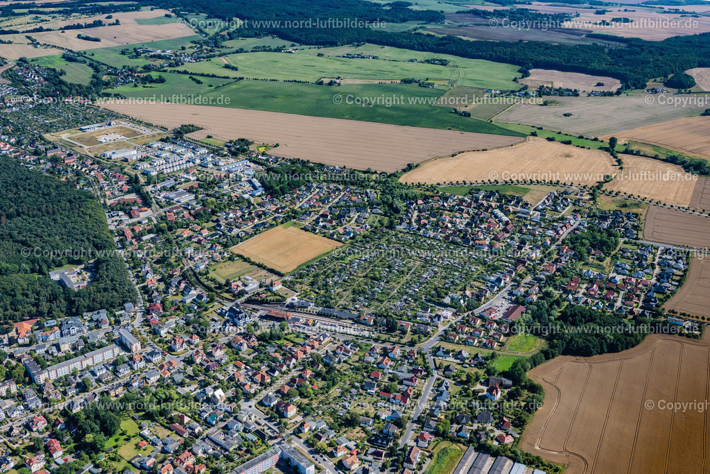 Kühlungsborn_ELS_9180100822 | OSTSEEBAD KüHLUNGSBORN 10.08.2022 Stadtzentrum im Innenstadtbereich an der Fritz-Reuter-Straße in Ostseebad Kühlungsborn im Bundesland Mecklenburg-Vorpommern, Deutschland. Weiterführende Informationen bei: Tourismus, Freizeit & Kultur GmbH. // The city center in the downtown area on street Fritz-Reuter-Strasse in Ostseebad Kuehlungsborn in the state Mecklenburg - Western Pomerania, Germany. Further information at: Tourismus, Freizeit & Kultur GmbH. Foto: Martin Elsen