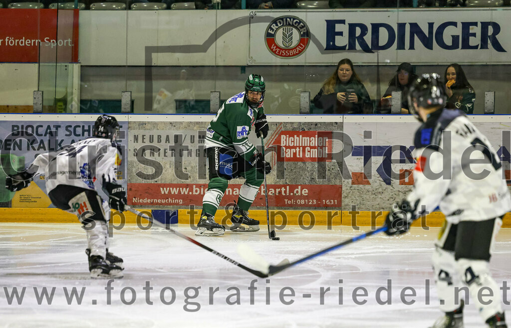 2024-01-26_096_TSV_Erding_gegen_HC_Landsberg | Erding, Deutschland, 26.01.2024:
Eishockey, Bayernliga Vorrunde 2023 / 2024, 28. Spieltag, TSV Erding gegen HC Landsberg, Endergebnis: 6:2

Marius Dörner (HC Landsberg, #74), Daniel Krzizok (Erding Gladiators, #18)

Foto: Christian Riedel / fotografie-riedel.net