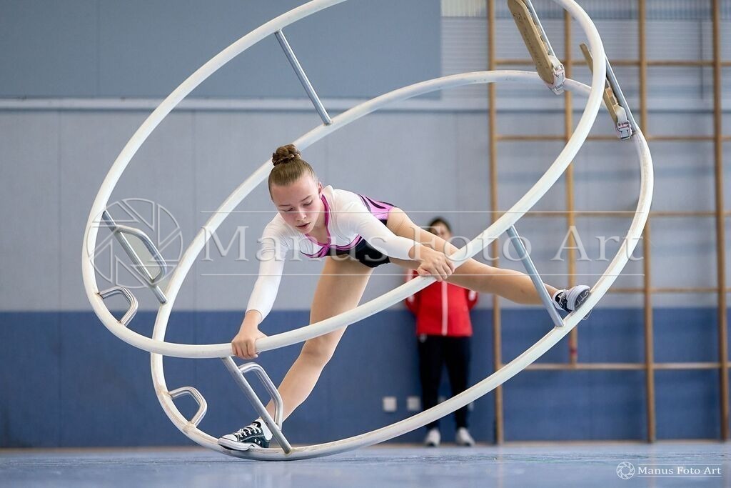 2024-06-21-B-DSC01231 | Professionelle Sportfotografie in Hamburg, Schleswig-Holstein und Niedersachsen – spezialisiert auf Rhönrad, Geräteturnen, Leistungsturnen und rhythmische Sportgymnastik. Bundesweite Begleitung von Rhönrad-Events. Jetzt Sport-Fotos - Realisiert mit Pictrs.com
