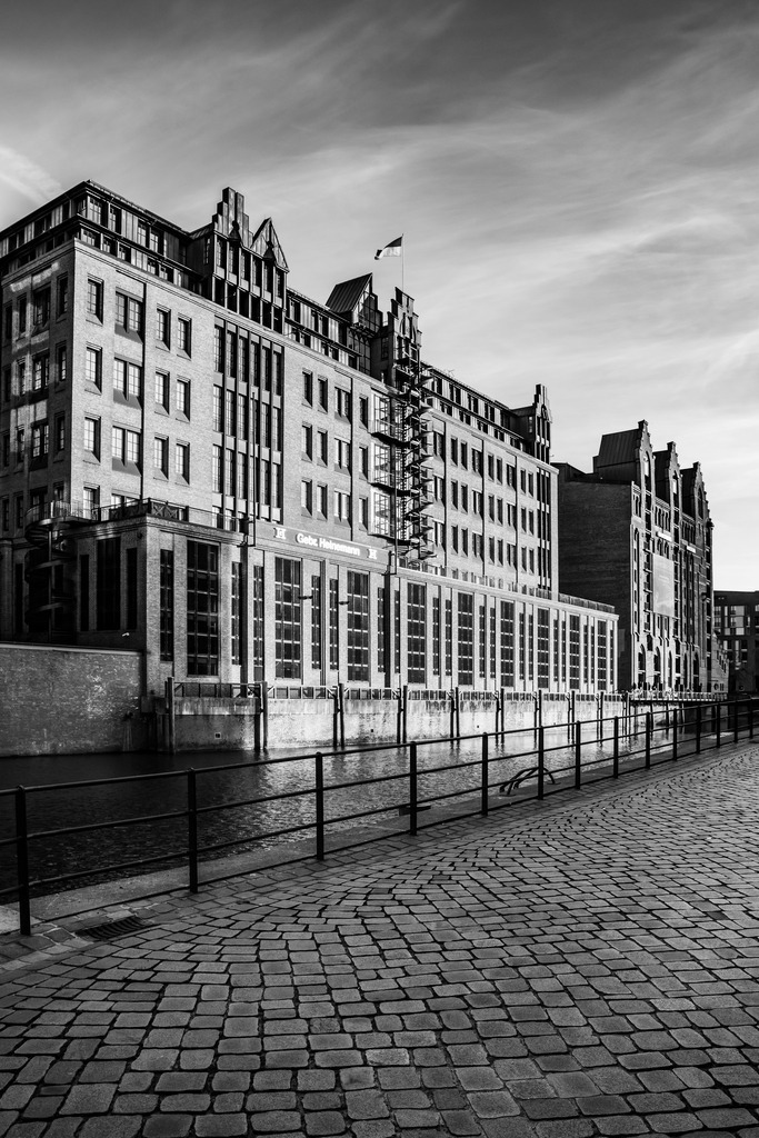 10260103 - Heinemann-Speicher | Blick auf den Heinemann-Speicher und das Maritime Museum in der HafenCity.