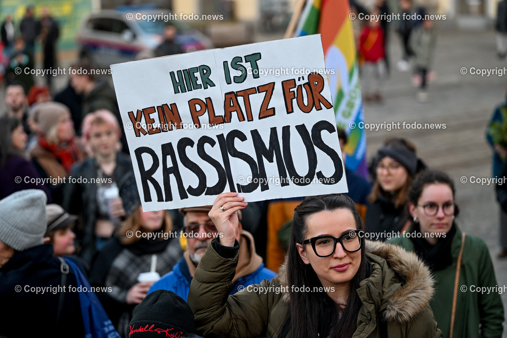 Demonstration gegen rechts in Linz Hauptplatz_ 25.02.2024-25 | 25.02.2024, Stadt Linz, AUT, Demonstration gegen rechts in Linz Hauptplatz, im Bild Kundgebungsteilnehmer, Menschen, Teilnehmer