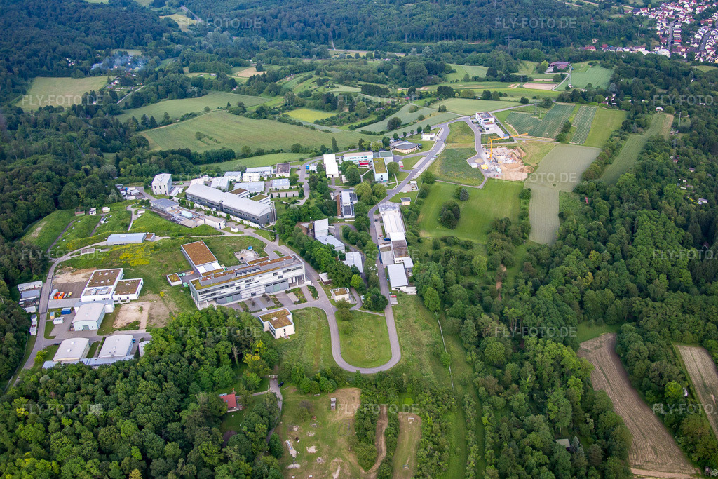 Luftbild: Gebäudekomplex des Institut Fraunhofer-Institut für Chemische Technologie ICT im Ortsteil Berghausen in Pfinztal im Bundesland Baden-Württemberg in Deutschland. Foto: IMG_089294.jpg vom 10.06.2016 durch Werner Riehm/FLY-FOTO.de