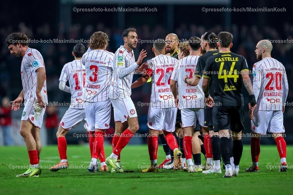 FKo26022601070 | 26.02.2026, Fußball, Landespokal Mittelrhein, SC Fortuna Köln - TSV Alemannia Aachen, Südstadion, Viertelfinale Bitburger-Pokal, Saison 2025 2026: Rudelbildung Tummult auf dem Spielfeld zwischen Rafael Garcia&nbsp; (SC Fortuna Köln #10) Maximilian Fischer&nbsp; (SC Fortuna Köln #03) Robin Afamefuna&nbsp; (SC Fortuna Köln #22) Adrian Stanilewicz&nbsp; (SC Fortuna Köln #20) und Lamar Yarbrough&nbsp; (Alemannia Aachen #25) Niklas Castelle&nbsp; (Alemannia Aachen #44) Valmir Sulejmani&nbsp; (Alemannia Aachen #09)  DFB regulations prohibit any use of photographs as image sequences and or quasi-video.