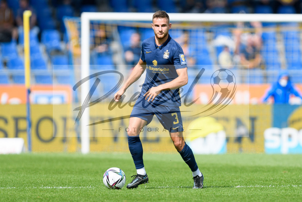 EBSTSV20210828_134 | Fussball, Herren: Niklas Lang (TSV 1860 Muenchen) in Aktion, am Ball, Einzelaktion beim Spiel der 3. Liga zwischen Eintracht Braunschweig und TSV 1860 Muenchen im Eintracht-Stadion am 28.08.2021 in Braunschweig, Deutschland.DFB / DFL REGULATIONS PROHIBIT ANY USE OF PHOTOGRAPHS AS IMAGE SEQUENCES AND/OR QUASI-VIDEO. - Realisiert mit Pictrs.com