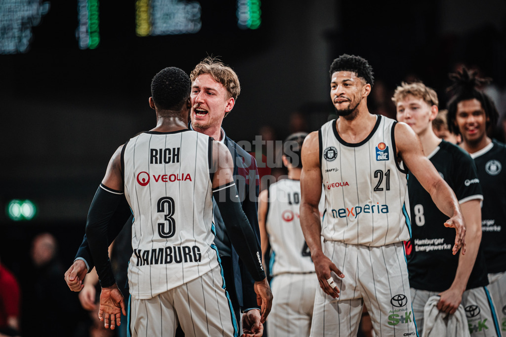 Basketball | Männer | Saison 2024/2025 | easyCredit Basketball Bundesliga | 18. Spieltag | Veolia Towers Hamburg vs. FIT/One Würzburg Baskets | 26.01.2025 | v.l. Rich Osaro (#3, Veolia Towers Hamburg) und Jacob Hollatz