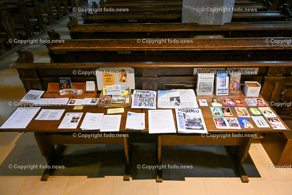 Grein_ Kirche_ 05.02.2024-5 | 05.02.2024, Grein, AUT, Reportage Kirche Grein, Oberoesterreich, im Bild Kirche, Gotteshaus, Kirchturm, Innenraum, Informationsmaterial, Broschueren