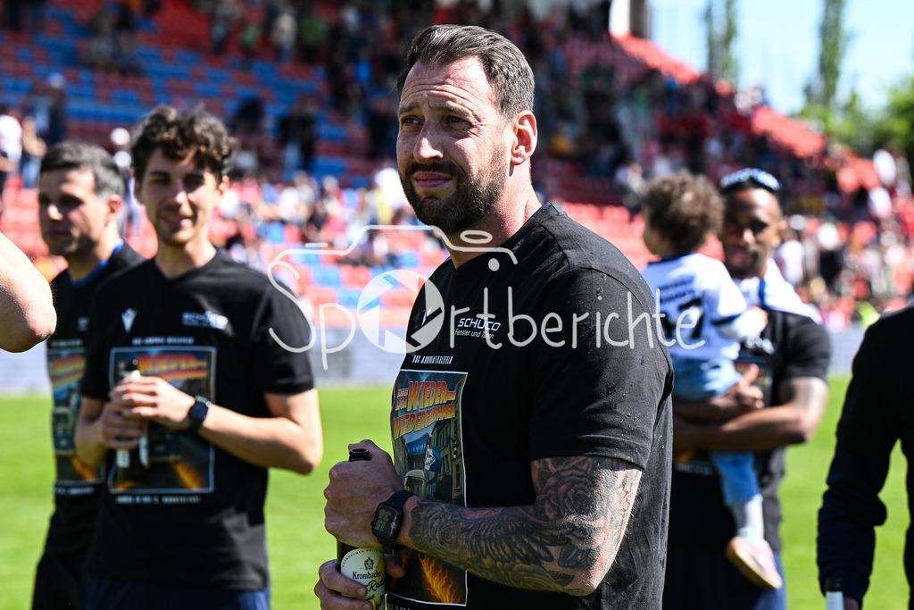 SpVgg Unterhaching - Arminia Bielefeld | die Mannschaft aus Bielefeld feiert zusammen mit den Fans dein Sieg und den Aufstieg in Unterhaching / Bierdursche / Bier / Freude / Happy / Gluecklich / 3. Liga: SpVgg Unterhaching - Arminia Bielefeld, Uhlsport Park am 11.05.2025 / Michel KNIAT Trainer Arminia Bielefeld