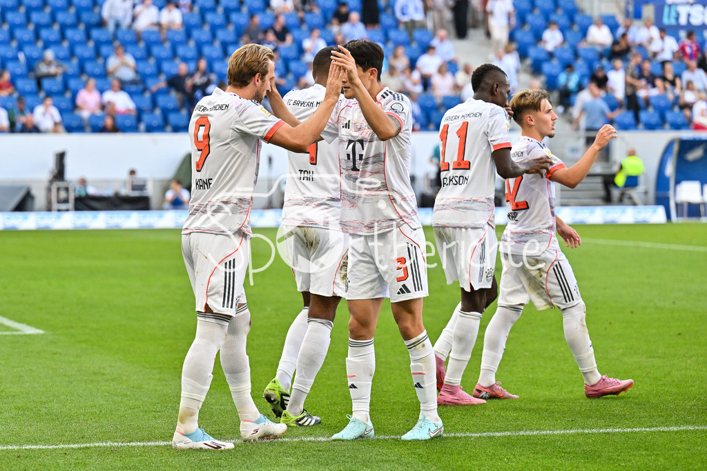 TSG 1899 Hoffenheim - FC Bayern München | Jubel der Bayern nach dem Treffer zum 0-2 durch Harry KANE (FC Bayern Muenchen 9) / Elfmeter / Tor / Torschuetze / Freude / Happy / Bundesliga: TSG 1899 Hoffenheim - FC Bayern München; PreZero-Arena am 20.09.2025 / DFL REGULATIONS PROHIBIT ANY USE OF PHOTOGRAPHS AS IMAGE SEQUENCES AND/OR QUASI-VIDEO / Minjae KIM (FC Bayern Muenchen 3)