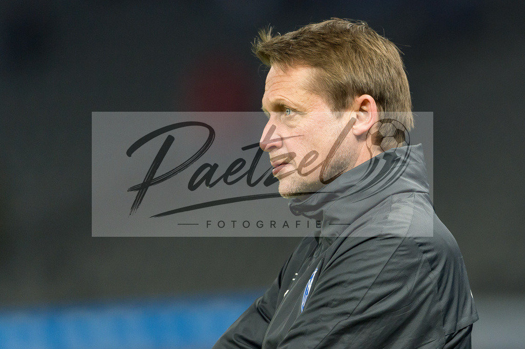 HERBOC20220204_201 | Fussball, Herren: Co-Trainer Frank Heinemann (VfL Bochum) schaut bei dem Spiel der 1. Bundesliga zwischen Hertha BSC und VfL Bochum im Olypiastadion am 04.02.2022 in Berlin, Deutschland.DFB / DFL REGULATIONS PROHIBIT ANY USE OF PHOTOGRAPHS AS IMAGE SEQUENCES AND/OR QUASI-VIDEO. - Realisiert mit Pictrs.com