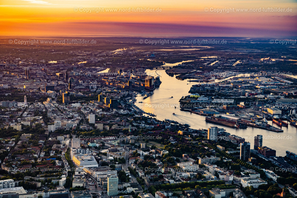 Hamburg_Altona_im_Sonnenaufgang_ELS_6339100822 | HAMBURG 10.08.2022 Hamburg Altona im Sonnenaufgang, im Bundesland Hamburg, Deutschland. // Hamburg Altona at sunrise, in the state of Hamburg Germany. Foto: Martin Elsen
