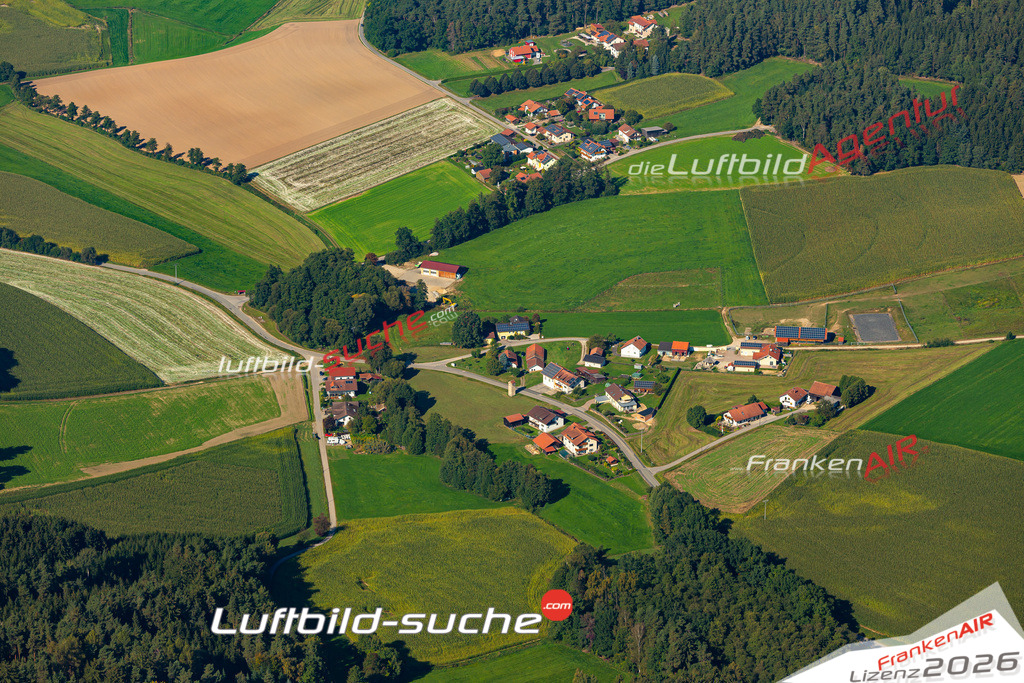 Die Luftaufnahme Grasfilzing - Arnschwang wurde 2021 mittels Flugzeug (keine Drohne) erstellt. Hohe Auflösung -für große Poster und Wandbilder geeignet!