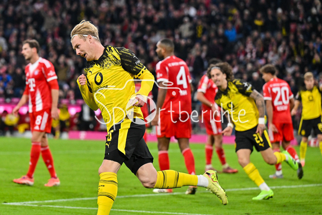 FC Bayern München - Borussia Dortmund | MUNICH, GERMANY - Julian BRANDT (Borussia Dortmund 10) celebrating the goal to 2-1 during the bundesliga match between FC Bayern Munich vs. Borussia Dortmund on matchday 7 at Allianz Arena on October 18, 2025 in Munich, Germany / DFL REGULATIONS PROHIBIT ANY USE OF PHOTOGRAPHS AS IMAGE SEQUENCES AND/OR QUASI-VIDEO
