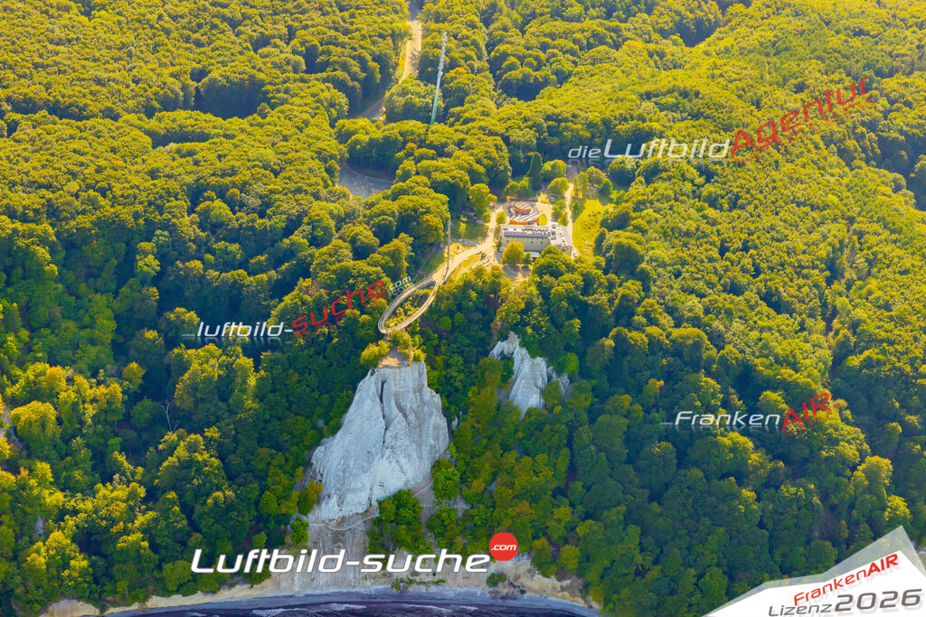 Schrägluftbild  Königsstuhl Kreidefelsen  Sassnitz - Das Luftbild wurde 2025 vom UL-Flugzeug heraus erstellt (ohne Drohne- keine Drohnenaufnahme ) - Hochauflösende Luftaufnahme -Nicht vergleichbar mit Google Maps oder Satelittenbilder- Die Geschenkidee !Mit Lizenz und Bildrechte bestellbar