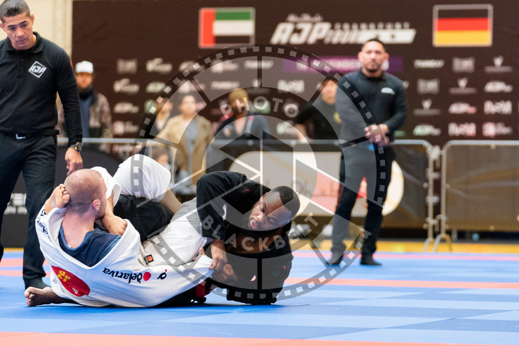 20231118PBB10682 | Fighters compete during the AJP Tour 600 Frankfurt Championship in Frankfurt/Main, Germany, on November 18, 2023.