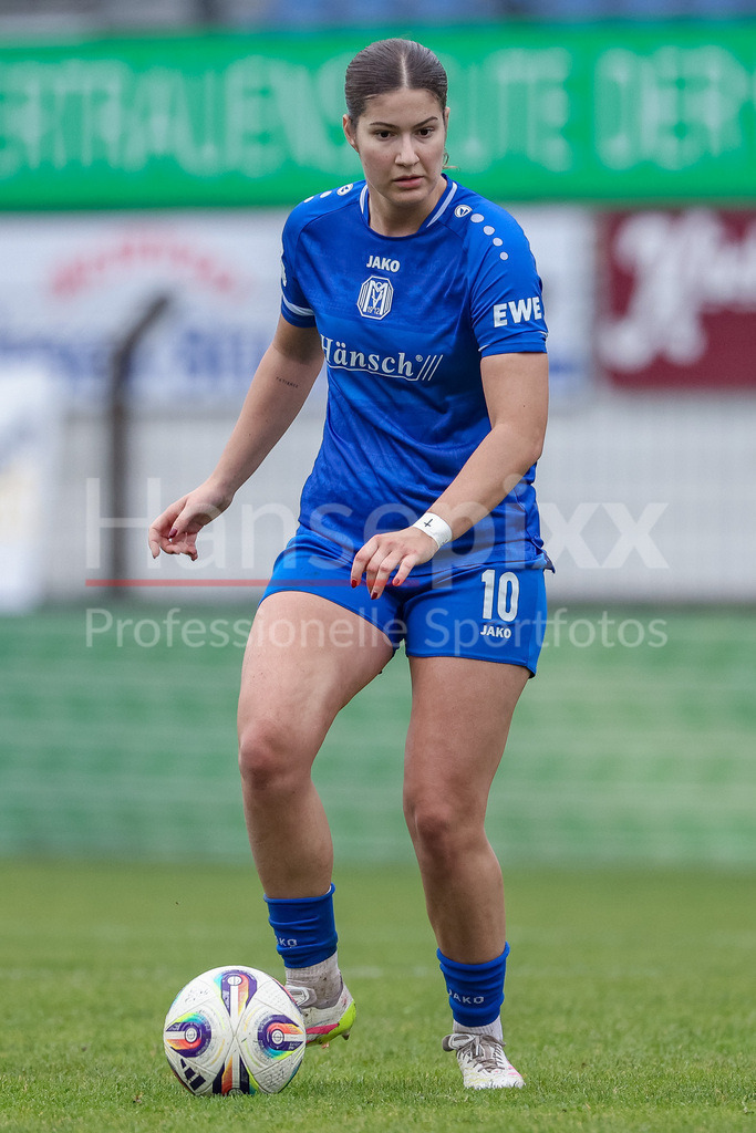 Fussball, 2. Frauen-Bundesliga, SV Meppen - VfB Stuttgart | Anouk Blaschka (SV Meppen, 10) am Ball, Freisteller, Einzelbild, Ganzkörper, Aktion, Action, Spielszene, DIE DFB-RICHTLINIEN UNTERSAGEN JEGLICHE NUTZUNG VON FOTOS ALS SEQUENZBILDER UND/ODER VIDEOÄHNLICHE FOTOSTRECKEN. DFB REGULATIONS PROHIBIT ANY USE OF PHOTOGRAPHS AS IMAGE SEQUENCES AND/OR QUASI-VIDEO.