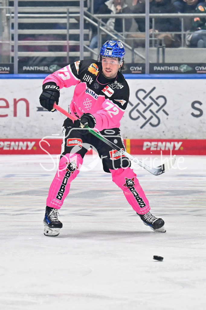 Augsburger Panther - Straubing Tigers | am PUck Riley McCOURT (Augsburger Panther #72) / Freisteller / Einzelfoto / DEL: Augsburger Panther - Straubing Tigers, Curt Frenzel Stadiom am 20.10.2024
