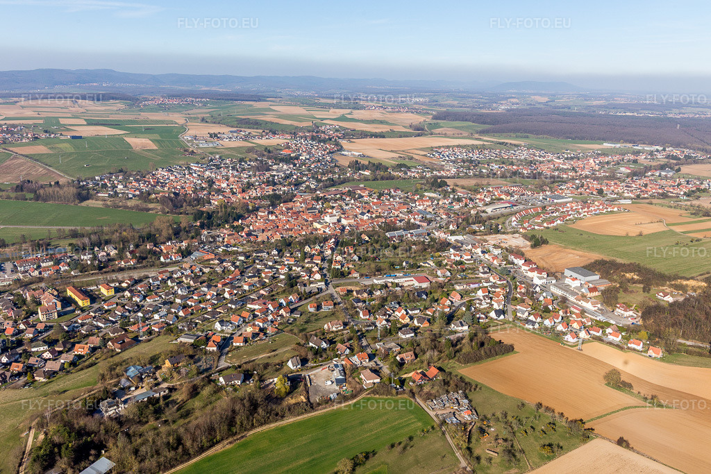 Vue aérienne: Vue de la ville à Niedermodern dans le département Bas Rhin, France. Photo: IMG_097498.jpg prise le 16/03/2017 par Werner Riehm/FLY-FOTO.eu – Résolution de l'original: 5472 x 3648 px