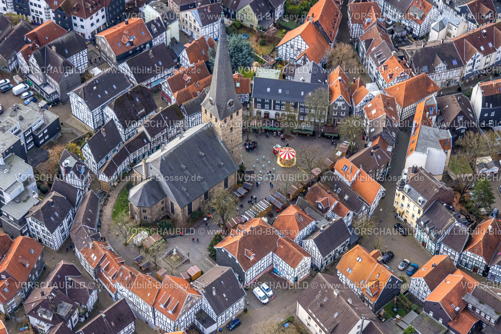 Hattingen251200312 | Luftbild, Weihnachtsmarkt in der historischen Altstadt mit Fachwerkhäusern, evang. St. Georg KIrche, Hattingen, Ruhrgebiet, Nordrhein-Westfalen, Deutschland