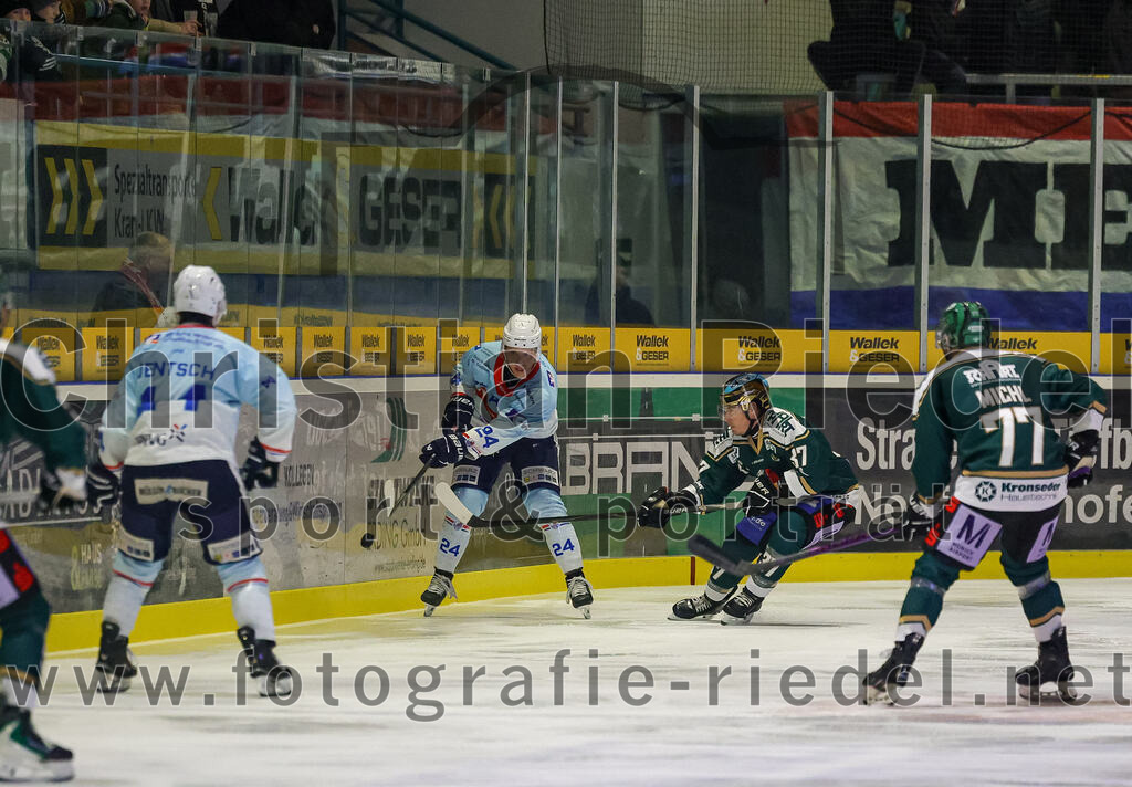 2025-12-23_037_TSV_Erding_gegen_Heilbronner_Falken | Erding, Deutschland, 23.12.2025:Eishockey, Oberliga Süd 2025 / 2026, 29. Spieltag, TSV Erding gegen Heilbronner Falken, Endergebnis: 5:4Corey Mapes (Heilbronner Falken, #24), Thomas Matheson (Erding Gladiators, #37), Philipp Michl (Erding Gladiators, #77)Foto: Christian Riedel / fotografie-riedel.net