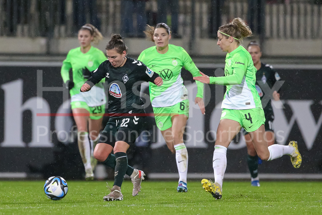 Fussball, DFB-Pokal Frauen, VfL Wolfsburg - SV Werder Bremen | v.li.: Rieke Dieckmann (SV Werder Bremen, 22) und Kathrin Hendrich (Kathy, VfL Wolfsburg, 4) im Zweikampf, Duell, Dynamik, Aktion, Action, Spielszene, DIE DFB-RICHTLINIEN UNTERSAGEN JEGLICHE NUTZUNG VON FOTOS ALS SEQUENZBILDER UND/ODER VIDEOÄHNLICHE FOTOSTRECKEN. DFB REGULATIONS PROHIBIT ANY USE OF PHOTOGRAPHS AS IMAGE SEQUENCES AND/OR QUASI-VIDEO.