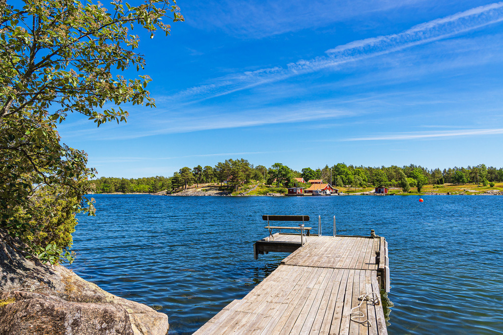 Ostseeküste mit Felsen und Steg auf der Insel Sladö in Schweden | Ostseeküste mit Felsen und Steg auf der Insel Sladö in Schweden.
