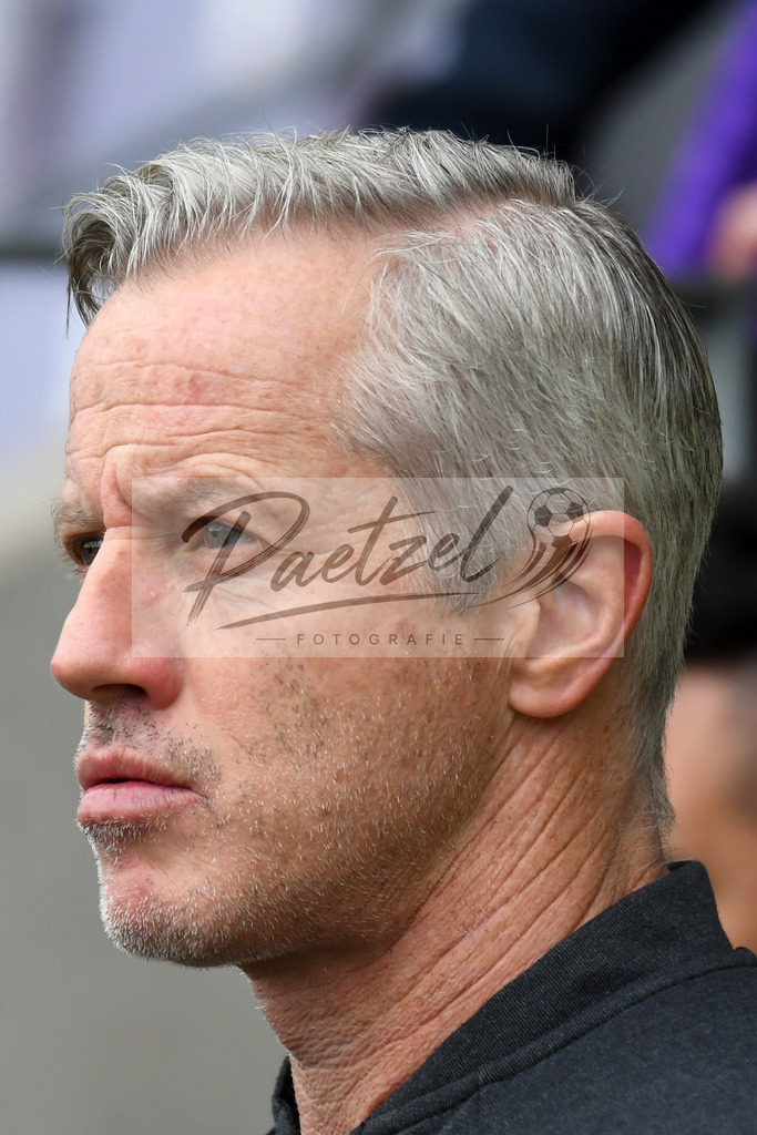 20200208_OSNFCN_0014 | Fußball, Herren: Trainer Jens Keller (1. FC Nuernberg) schaut waehrend des Spiels der 2. Bundesliga zwischen VfL Osnabrueck und 1. FC Nuernberg im Stadion an der Bremer Bruecke am 08.02.2020 in Osnabrueck, Deutschland.DFB / DFL REGULATIONS PROHIBIT ANY USE OF PHOTOGRAPHS AS IMAGE SEQUENCES AND/OR QUASI-VIDEO. - Realisiert mit Pictrs.com